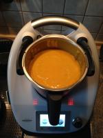 Kürbissuppe mit roten Linsen und Kokosmilch