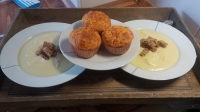 Suppe mit Croutons und Pizza-Muffins