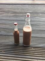 Likör steht zum Abkühlen auf der Terrasse