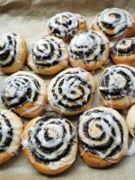 Mohnschnecken vor dem Backen und fertig