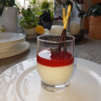 Schnelles Zitronenmousse mit Erdbeerspiegel