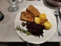 Nussbraten mit Kartoffelklößen