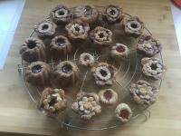 Das ist meine Variation, ich mache sie auch gerne in kleine Sternförmchen. Heute habe ich sie in zum ersten Mal in Gugelhupfformchen gebacken und anschließend mit Marmelade gefüllt