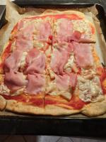 Pizza Hawaii, geschnitten