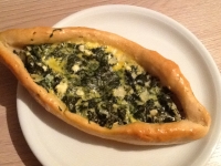 Pide mit Spinat-Feta-F&uuml;llung