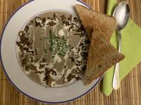 Champignon-Creme-Suppe mit Hackfleisch und Sahnee-Schnittlauch-Topping