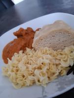 Böhmische Knödel zu Rahmgulasch und Nudeln