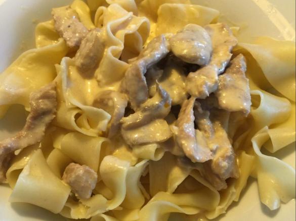 Variation von Geschnetzeltes in Sahnesauce