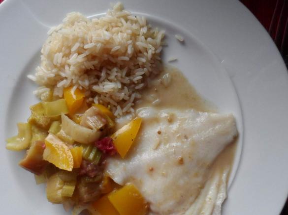 All-in-one: Schollenfilets mit Rhabarber-Sellerie-Gemüse und Würzreis