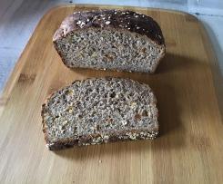 Müslibrot mit fruchtigem Mischobst