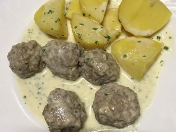 Hackbällchen / Kochklopse in Kräutersahnesoße mit Kartoffeln