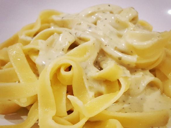 Nudeln mit Käse Sahne Soße zum verlieben