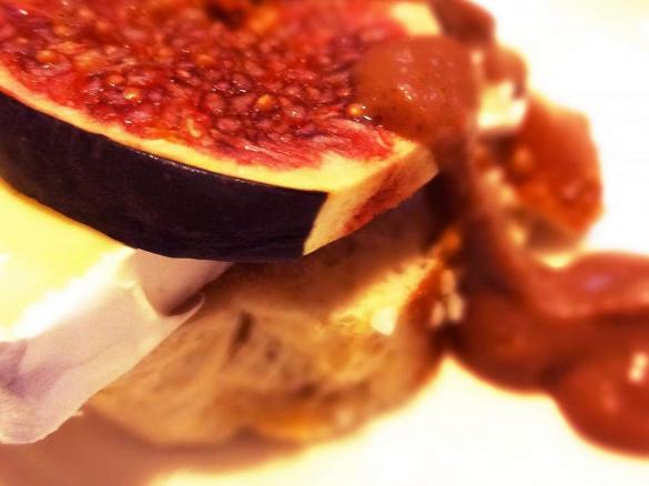 Feigen-Tallegio-Bruschetta mit Rote Feigen-Senf-Sauce Tessiner Art