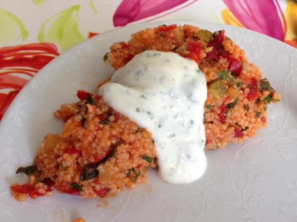 Couscous-Salat mit Kräuter-Dipp