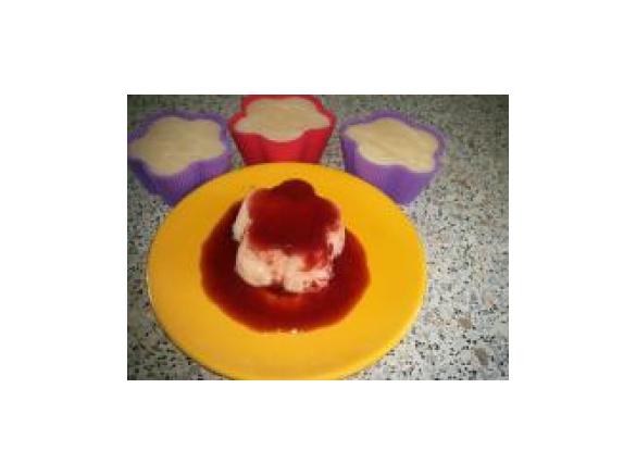 Variation von Grießpudding zum Stürzen mit Früchtesauce