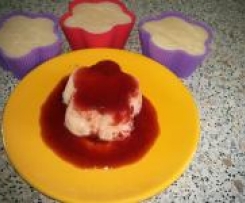 Variation von Grießpudding zum Stürzen mit Früchtesauce