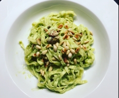 Tagliatelle mit Avocado-Feta-Creme & Pinienkernen