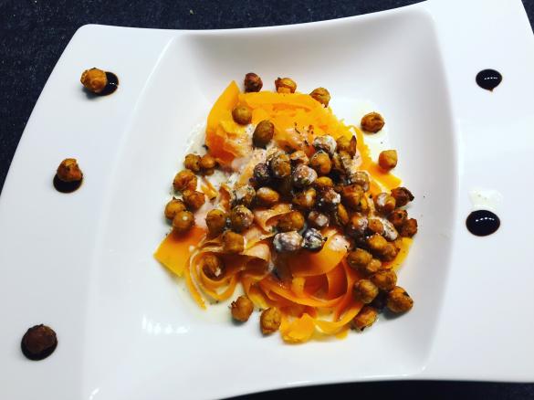 Karotten-Spaghetti mit gerösteten Kichererbsen & Dip