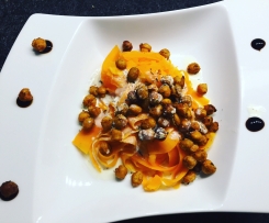 Karotten-Spaghetti mit gerösteten Kichererbsen & Dip