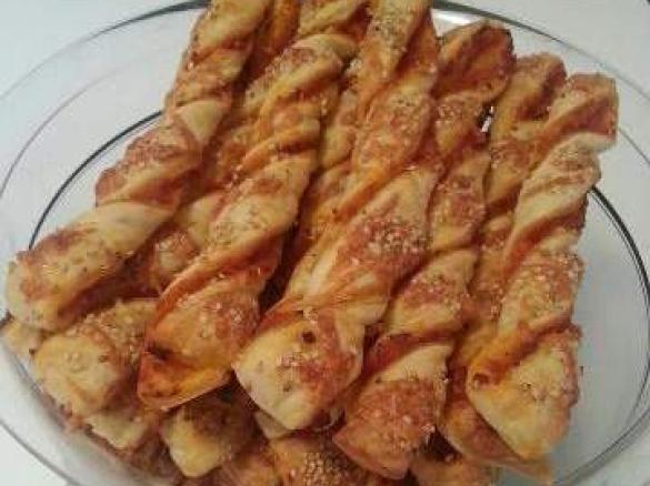 Melli's Pizzastangen Salami-Schinken mit Käse-Sesam-Kruste