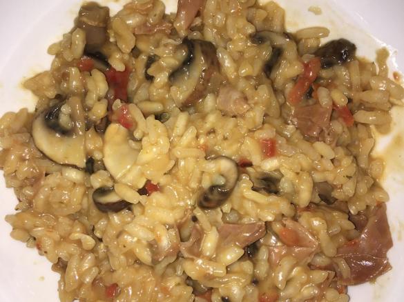 Risotto mit getrockneten Tomaten, Champignons u. Parmaschinken