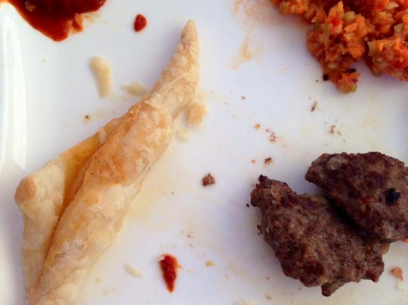 Köfte mit Blätterteig und Rohkost