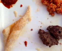 Köfte mit Blätterteig und Rohkost