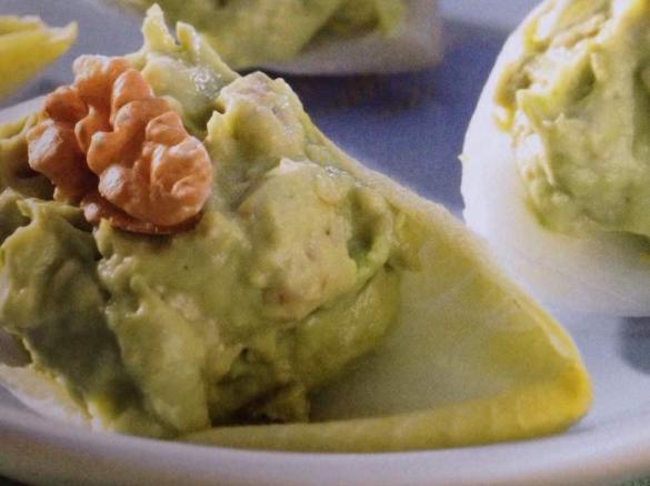 Avocadodip auf Chicorée aus "Wertvoll genießen"