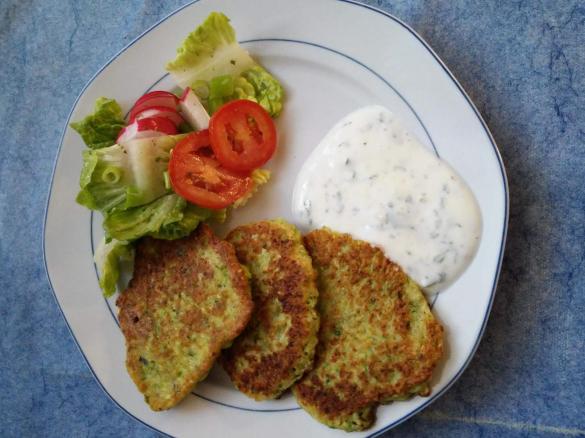 Zucchini-Puffer mit Minzjoghurt