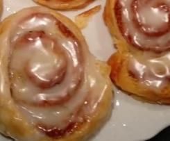 Zuckerguss cremig, hält gut auf den Backstücken