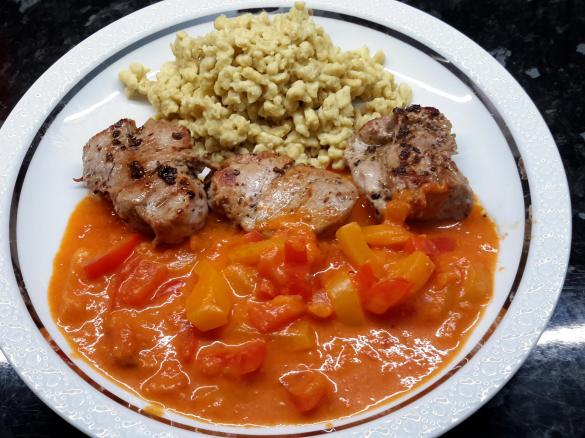 Filet mit Haferkleie Spätzle und Papikarahm Soße