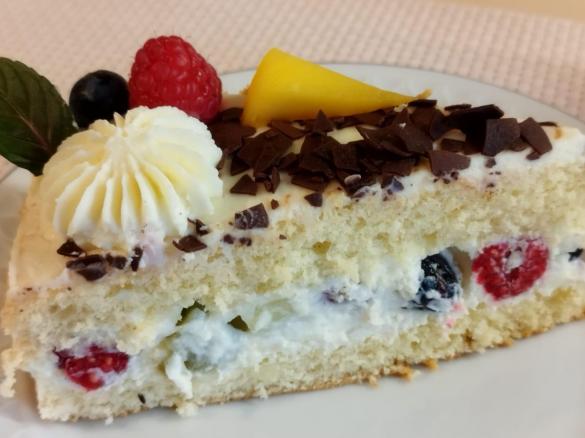 Torte mit Früchten und Beeren (Sahne-Frischkäse Creme)
