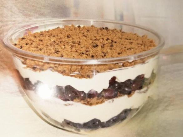 Variation Weintrauben/ Cookies Schichtdessert