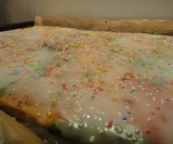 Bunter Papageienkuchen mit Schmand - Kindergeburtstag