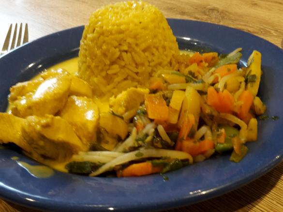 Hühnchen in Kokos-Curry-Soße und Gemüse