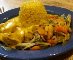 Hühnchen in Kokos-Curry-Soße und Gemüse