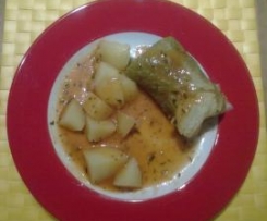 Wirsingrouladen mit Kartoffeln und Soße