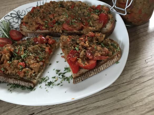 Einmachgemüse im Glas als Brotaufstrich