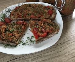 Einmachgemüse im Glas als Brotaufstrich