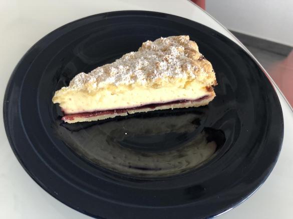 Käsekuchen mit Beerenkonfitüre
