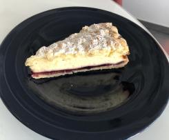 Käsekuchen mit Beerenkonfitüre