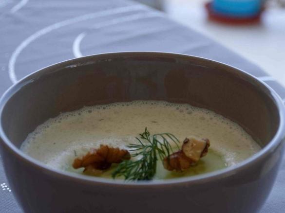 Leckere kalte Gurkensuppe