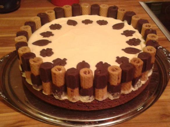 Eierlikörtorte mit Waffelröllchen