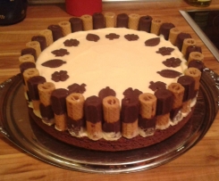 Eierlikörtorte mit Waffelröllchen