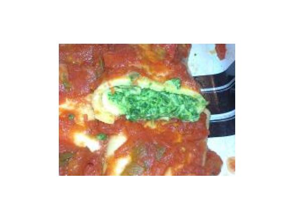 Herzhafte Spinat-Ricotta-Pfannkuchen (vegetarisch) mit Tomatensauce