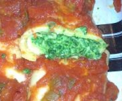 Herzhafte Spinat-Ricotta-Pfannkuchen (vegetarisch) mit Tomatensauce