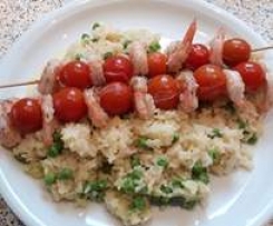 Risibisi mit Garnelenspieße an Weinschaum