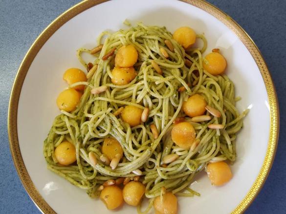 Pesto-Spaghettisalat mit Melone