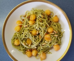 Pesto-Spaghettisalat mit Melone