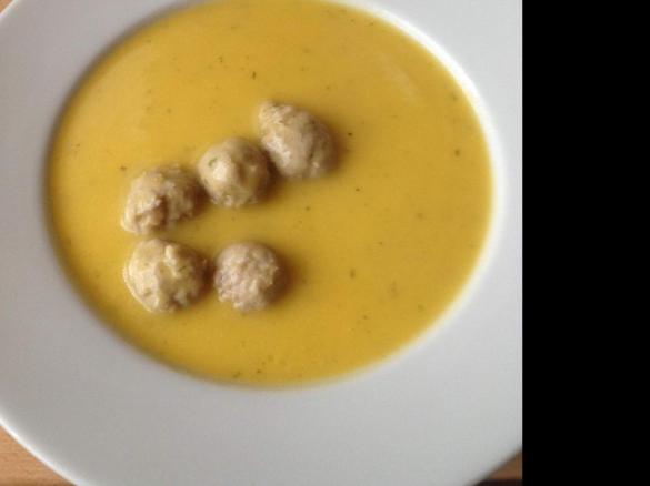 Butternut-Kartoffel-Cremesuppe mit Bratwurstbällchen